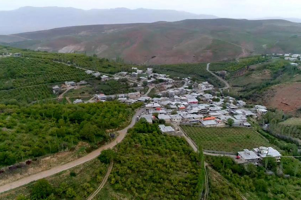  روستای دنگزلو طبیعتی زیبا در دامنه کوه دنا